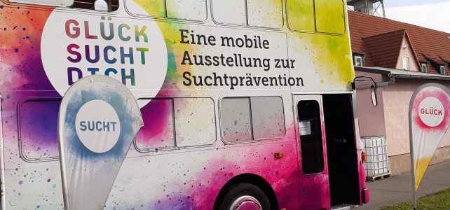 Groß, bunt und schrill – Der GlückSuchtDich-Bus für zwei Tage auf dem Schulhof